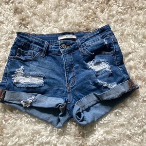 KanCan distressed jean shorts size 25